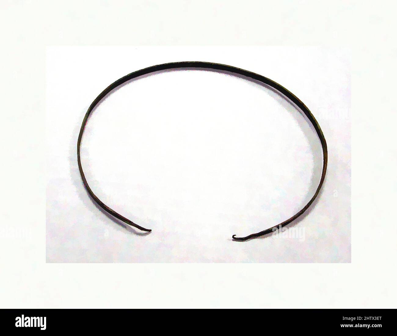 Arte ispirata da Hammered Copper Band, A.D. 1450–1530, Perù, Peruviano, rame (martellato), Diametro 6-13/16 in.(17,4cm), ornamenti in metallo, opere classiche modernizzate da Artotop con un tuffo di modernità. Forme, colore e valore, impatto visivo accattivante sulle emozioni artistiche attraverso la libertà delle opere d'arte in modo contemporaneo. Un messaggio senza tempo che persegue una nuova direzione selvaggiamente creativa. Artisti che si rivolgono al supporto digitale e creano l'NFT Artotop Foto Stock