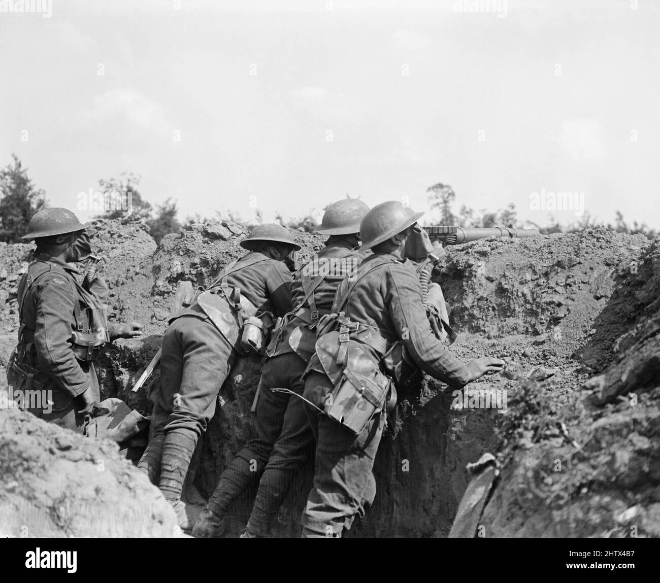 Lewis Gunners del Battaglione 12th, Royal Scots, indossando respiratori a scatola durante un attacco di gas su una trincea in prima linea, Meteren, 25 giugno 1918. Foto Stock