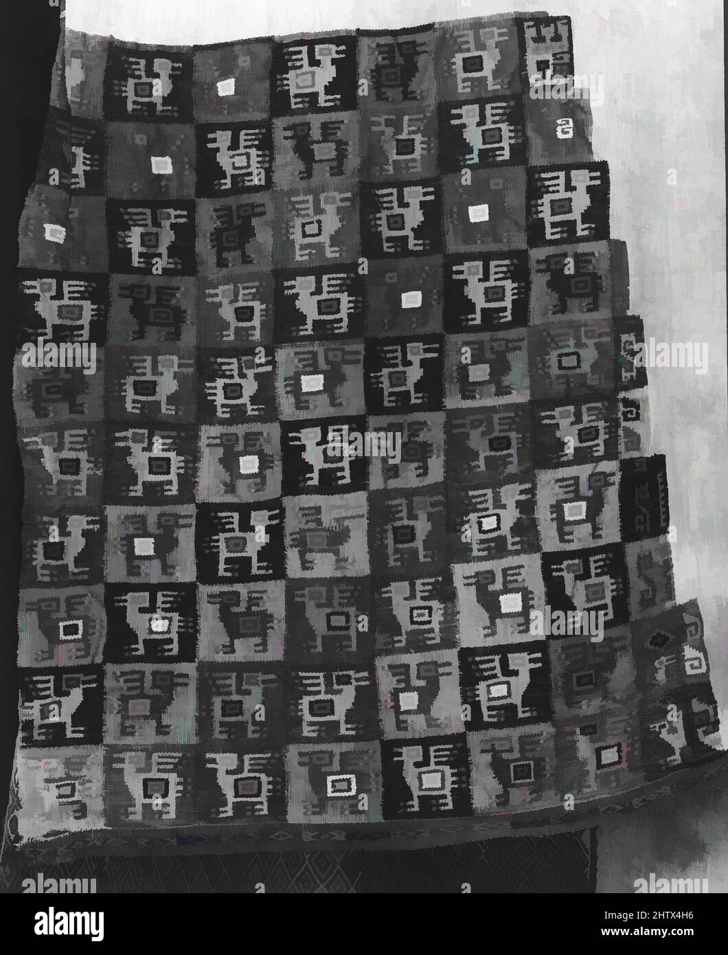 Arte ispirata da frammento di mantello, 9th–10th secolo, Perù, Wari, cotone, Capelli camelidi, H. 71 1/2 x W. 74 1/2 poll. (181,6 x 189,2 cm), tessuti-tessuti, opere classiche modernizzate da Artotop con un tuffo di modernità. Forme, colore e valore, impatto visivo accattivante sulle emozioni artistiche attraverso la libertà delle opere d'arte in modo contemporaneo. Un messaggio senza tempo che persegue una nuova direzione selvaggiamente creativa. Artisti che si rivolgono al supporto digitale e creano l'NFT Artotop Foto Stock