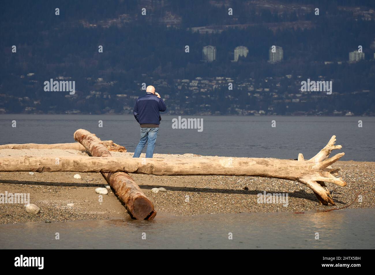 Uomo che parla sul suo cellulare all'aperto, Jericho Beach, Vancouver, BC, Canada Foto Stock