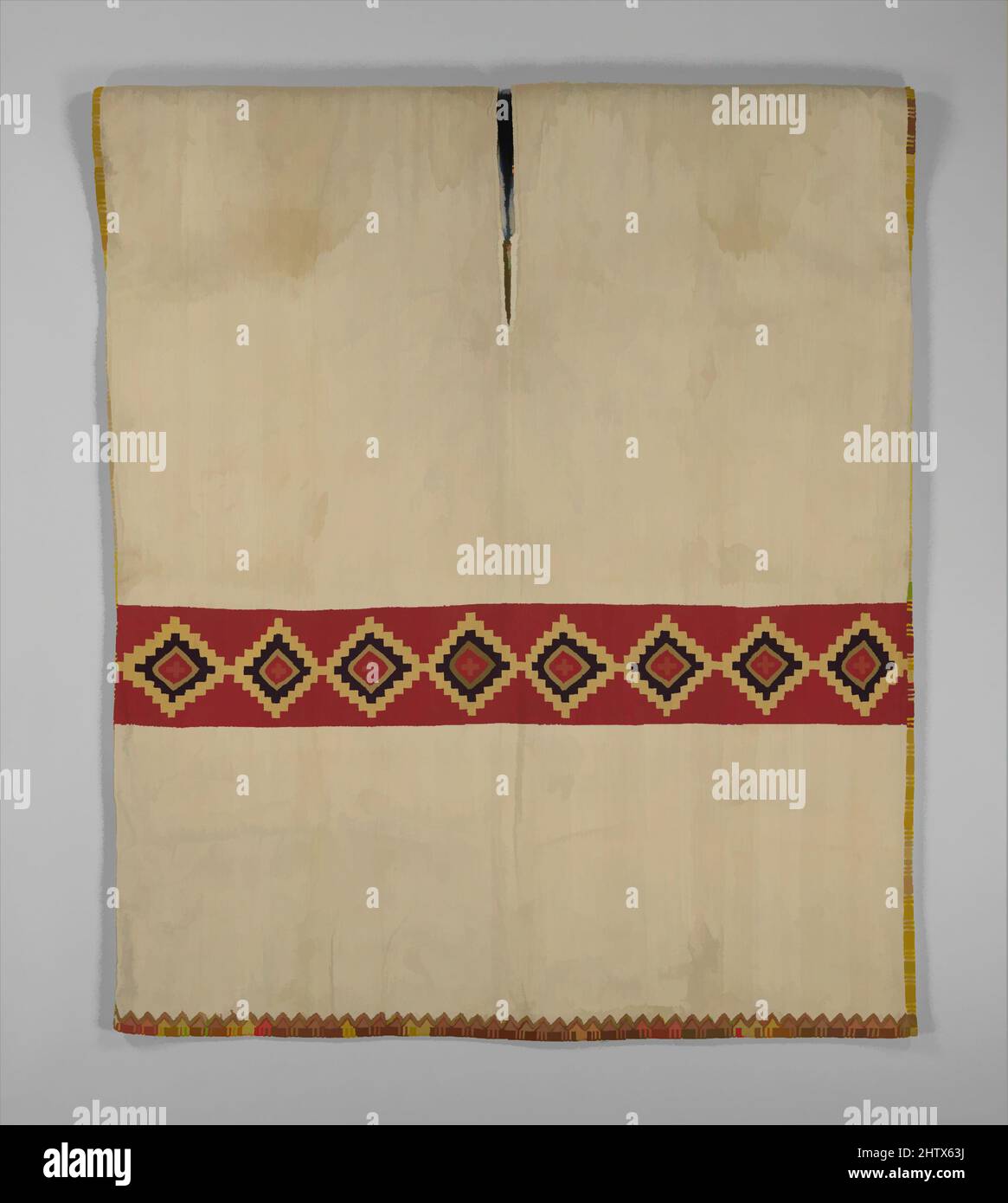 Arte ispirata da Tunic con Diamond Band, 1460–1540, Perù, Inca, capelli camelidi, Cotone, W. 29 x L. 35 poll. (73,7 x 88,9 cm), tessuto-tessile, tessuto di cotone finemente filato e fili di capelli camelidi in doppia trama arazzo, questa tunica Inca, che è più lunga di è largo, è fatta da, opere classiche modernizzate da Artotop con un tuffo di modernità. Forme, colore e valore, impatto visivo accattivante sulle emozioni artistiche attraverso la libertà delle opere d'arte in modo contemporaneo. Un messaggio senza tempo che persegue una nuova direzione selvaggiamente creativa. Artisti che si rivolgono al supporto digitale e creano l'NFT Artotop Foto Stock
