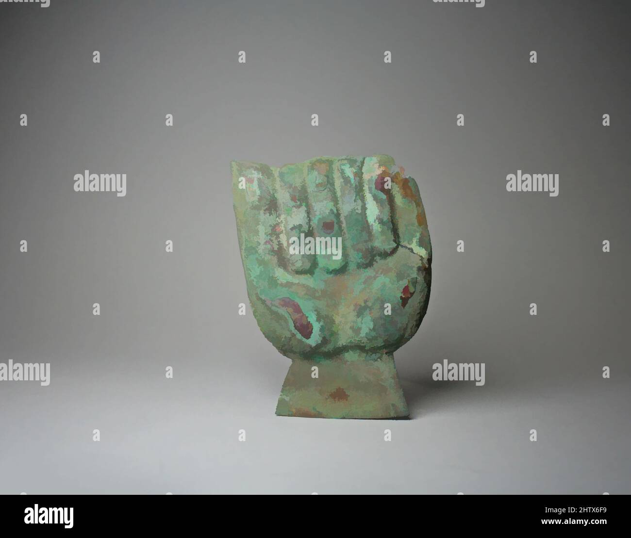 Arte ispirata da Fist Ornament, 390–450, Perù, Moche (Loma Negra), rame argentato, A x L: 4 3/4 x 6 1/2in. (12,1 x 16,5cm), ornamenti in metallo, opere classiche modernizzate da Artotop con un tocco di modernità. Forme, colore e valore, impatto visivo accattivante sulle emozioni artistiche attraverso la libertà delle opere d'arte in modo contemporaneo. Un messaggio senza tempo che persegue una nuova direzione selvaggiamente creativa. Artisti che si rivolgono al supporto digitale e creano l'NFT Artotop Foto Stock