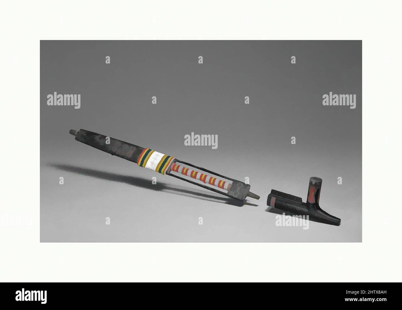 Arte ispirata da tubo Bowl e stelo, ca. 1885, Stati Uniti, Minnesota, Ojibwa, Catlinite, clorito, piombo (ciotola); legno, vetro, perle, Metallo (stelo), recipiente: H. 4 x L. 7 3/4 poll. (10,2 x 19,7 cm), Beads-Containers, opere classiche modernizzate da Artotop con un tuffo di modernità. Forme, colore e valore, impatto visivo accattivante sulle emozioni artistiche attraverso la libertà delle opere d'arte in modo contemporaneo. Un messaggio senza tempo che persegue una nuova direzione selvaggiamente creativa. Artisti che si rivolgono al supporto digitale e creano l'NFT Artotop Foto Stock