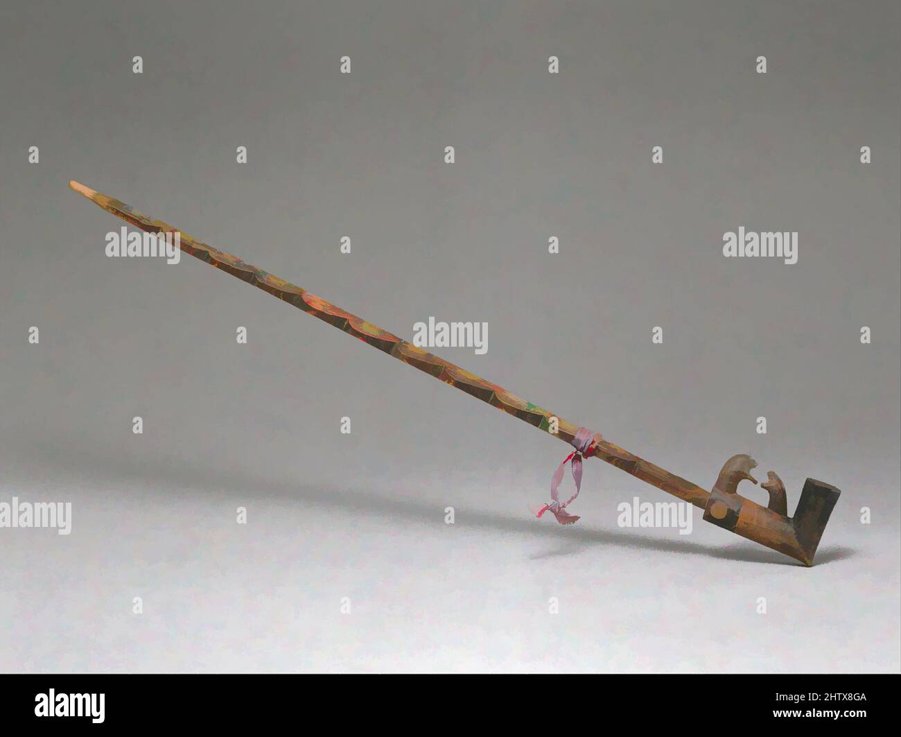 Arte ispirata da tubo Bowl e stelo, ca. 1840, Stati Uniti, grandi laghi o pianure, legno, metallo, nastro di seta, pigmento, H. 2 1/4 x L. 23 3/4 poll. (5,7 x 60,3 cm), scultura in legno, opere classiche modernizzate da Artotop con un tuffo di modernità. Forme, colore e valore, impatto visivo accattivante sulle emozioni artistiche attraverso la libertà delle opere d'arte in modo contemporaneo. Un messaggio senza tempo che persegue una nuova direzione selvaggiamente creativa. Artisti che si rivolgono al supporto digitale e creano l'NFT Artotop Foto Stock