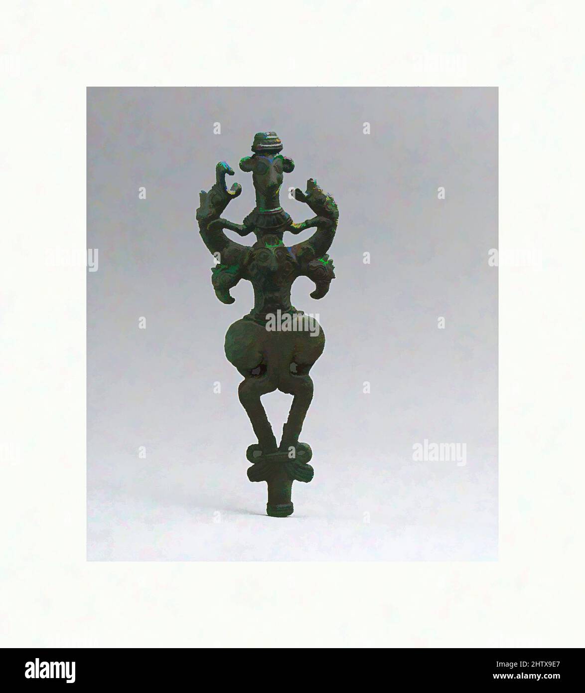 Arte ispirata da Top per standard, Iron Age III, ca. 8th secolo a.C., Iran, probabilmente da Luristan, Iran, Bronzo, H. 6 1/2 poll. (16,5 cm), lavorazione del metallo-scultura, nei primi anni del primo millennio a.C., gli abitanti della regione montagnosa dell'Iran occidentale conosciuta come Luristan fabbricarono un, opere classiche modernizzate da Artotop con un tuffo di modernità. Forme, colore e valore, impatto visivo accattivante sulle emozioni artistiche attraverso la libertà delle opere d'arte in modo contemporaneo. Un messaggio senza tempo che persegue una nuova direzione selvaggiamente creativa. Artisti che si rivolgono al supporto digitale e creano l'NFT Artotop Foto Stock
