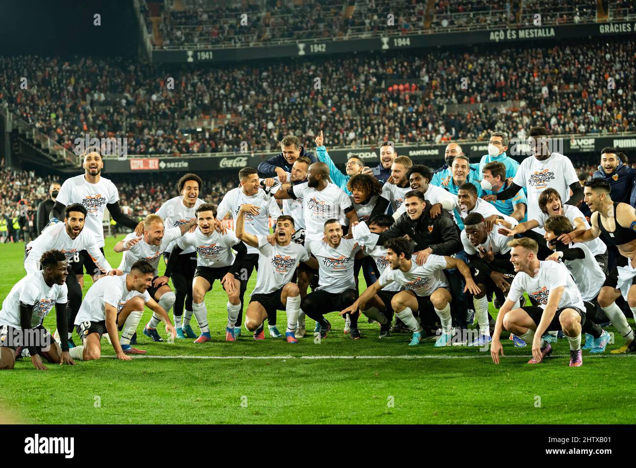 Valencia, Spagna. 02nd Mar 2022. I calciatori della serie CF di Valencia festeggiano la vittoria della partita di calcio delle semifinali della Copa del Rey tra la serie CF di Valencia e l'Athletic Club Bilbao allo stadio Mestalla. Punteggio finale; Valencia CF 1:0 Athletic Club Bilbao. (Foto di Xisco Navarro/SOPA Images/Sipa USA) Credit: Sipa USA/Alamy Live News Foto Stock