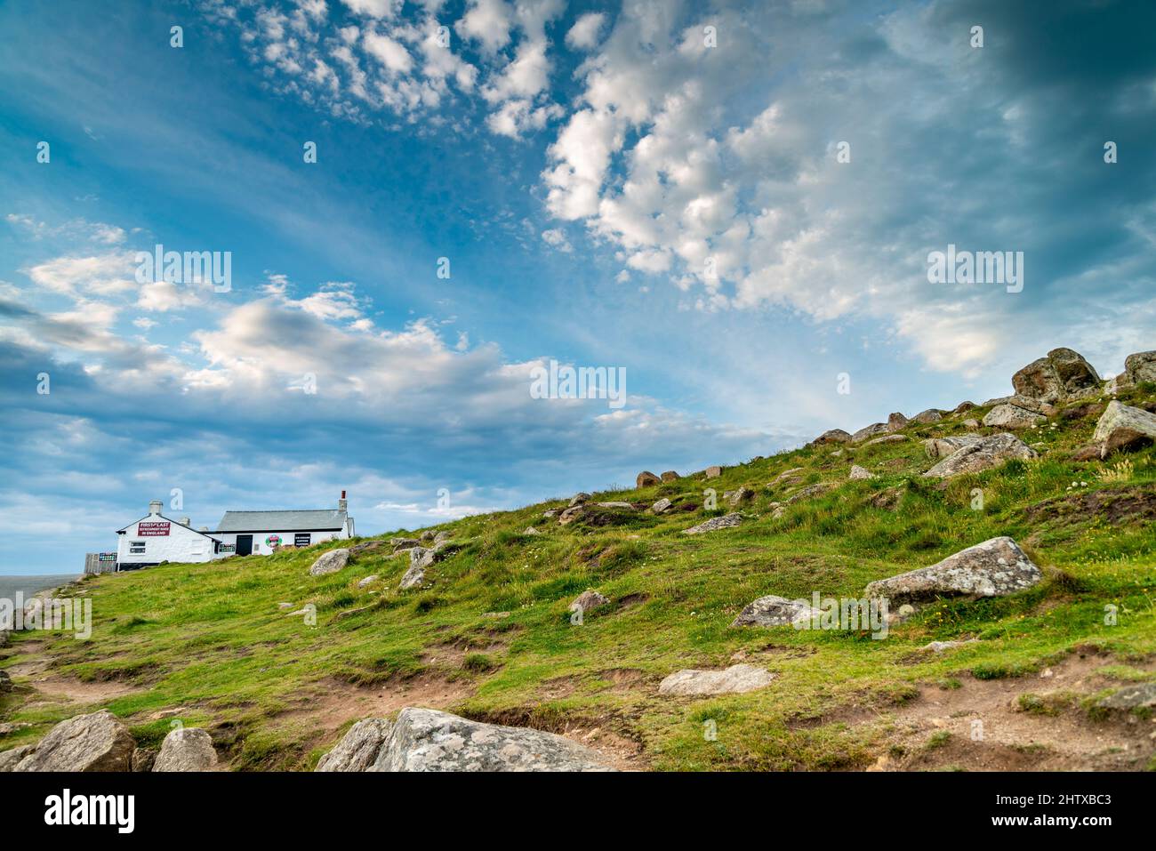 Arroccato sulla punta più occidentale del sud-ovest dell'Inghilterra, l'Oceano Atlantico sotto i ciff, in estate, vicino al tramonto, una delle principali attrazioni turistiche, Foto Stock