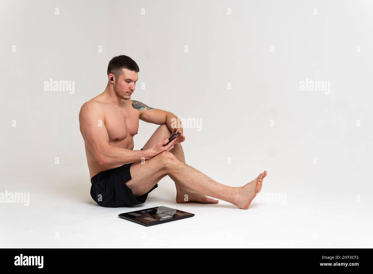 Uomo con pesi salute ponderato, salute e sport su uno sfondo bianco dolore muscolare, crampi massaggio caucasico medico, malattia tenuta Foto Stock