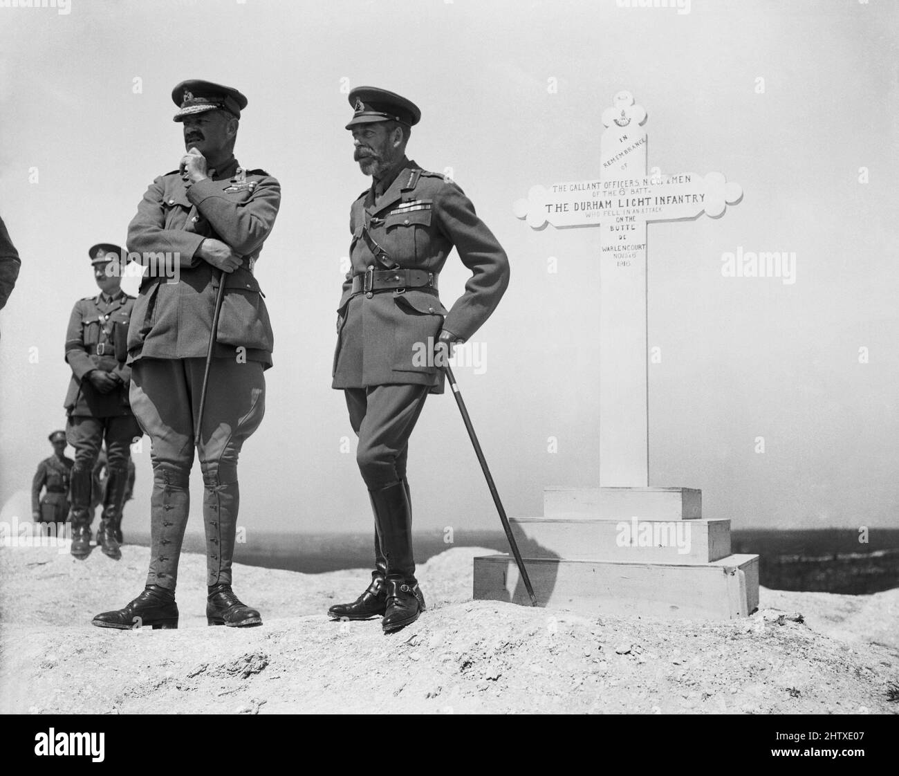 Re Giorgio V con il generale Sir Julian Byng, comandante della terza Armata al Battaglione del 6th, Durham Light Infantry Memorial, Butte de Warlencourt, le Sars, 12 luglio 1917. Foto Stock