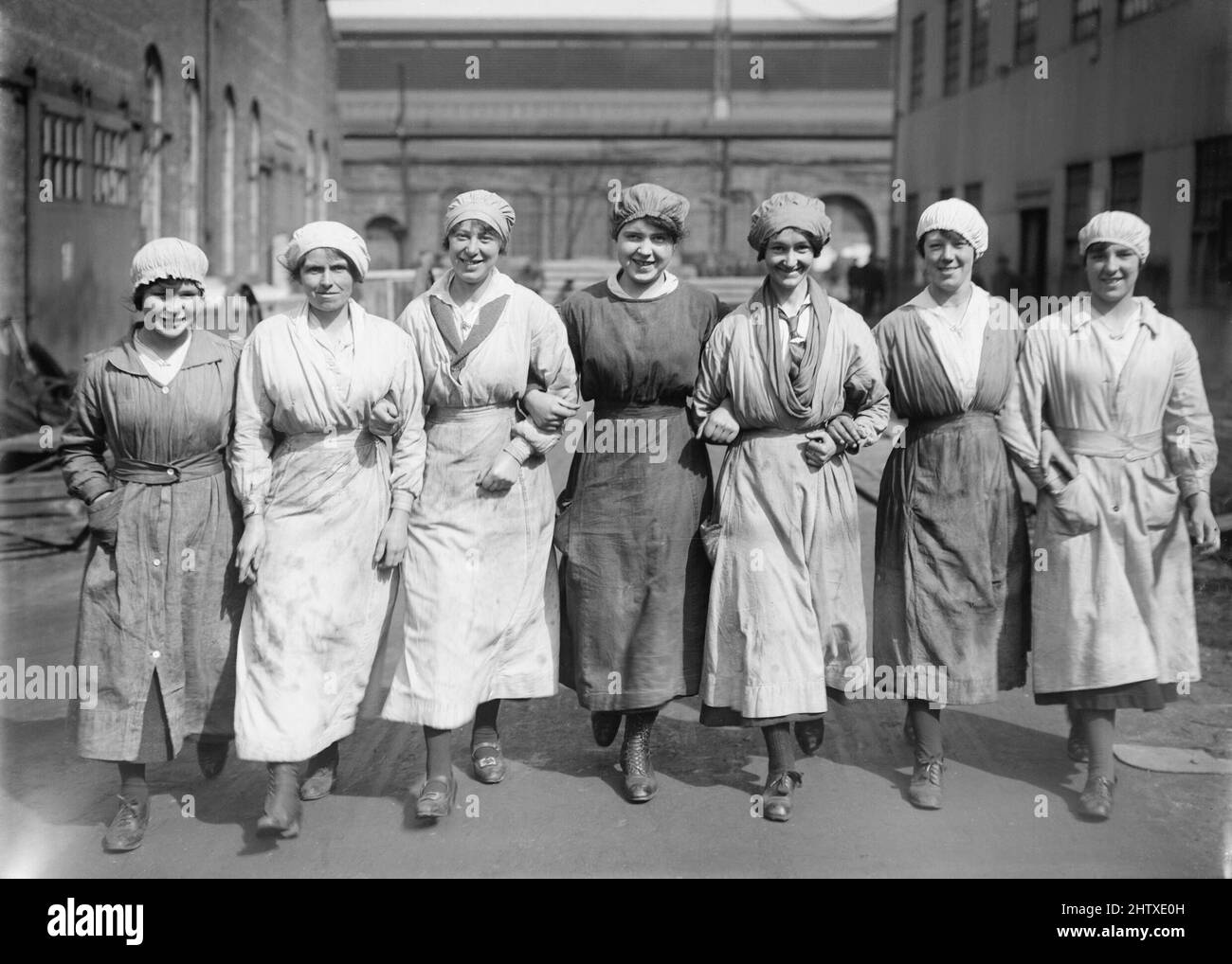 Un gruppo di lavoratrici in un cantiere navale sul fiume Clyde in Scozia durante la prima guerra mondiale. Foto Stock