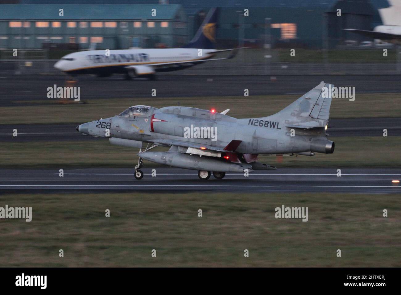 N268WL, un Douglas A-4N Skyhawk gestito da BAE Systems Flight Systems, che arriva all'aeroporto di Prestwick durante un volo di ritorno in traghetto verso gli Stati Uniti. Foto Stock