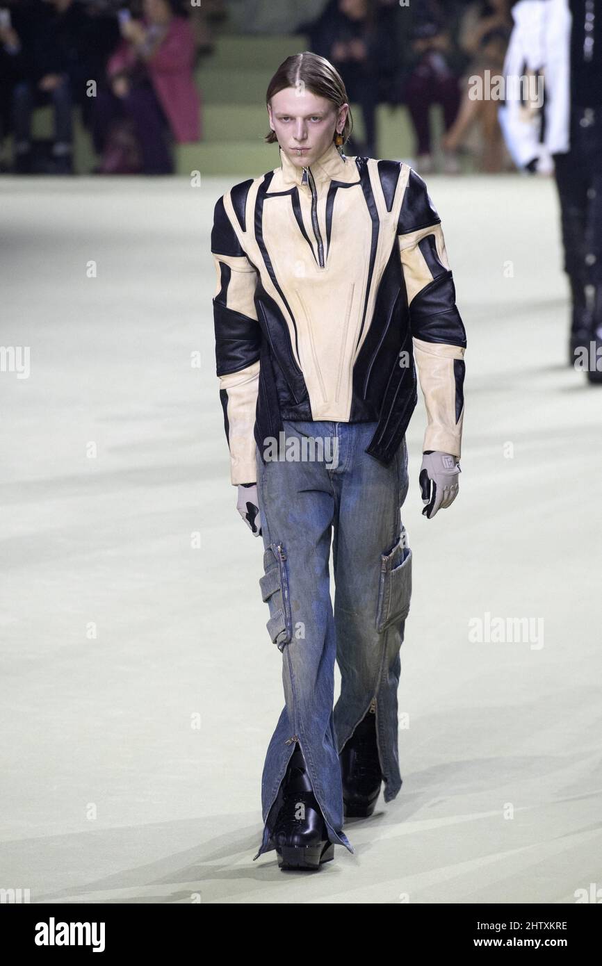 Un modello percorre la pista durante il Balmain Womenswear Fall/Winter 2022/2023  show come parte della Paris Fashion Week al Carreaux du Temple di Parigi,  Francia, il 02 marzo 2022. Foto di Aurore
