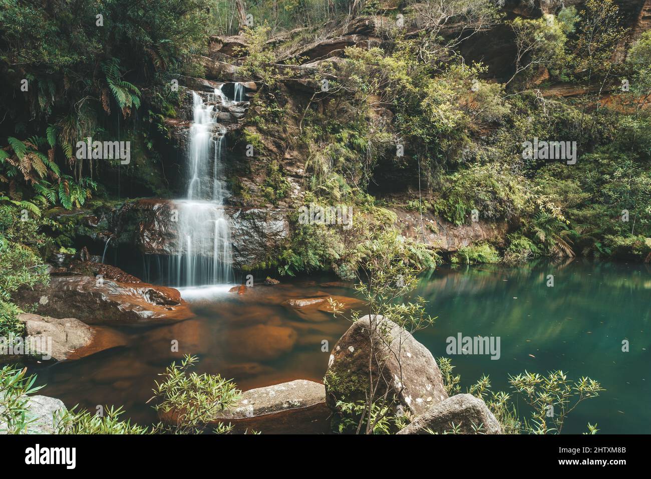 Cascata tranquilla e piscina di roccia buca nelle Lower Blue Mountains Foto Stock