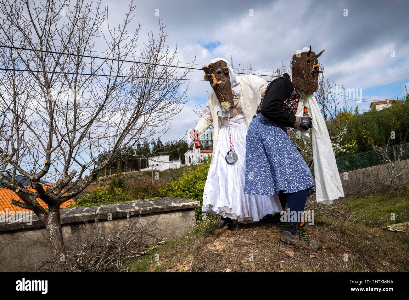 I rivelatori hanno visto indossare maschere di sughero durante la  celebrazione del Carnevale a Gois. Gois è un piccolo villaggio ai piedi dei  Monti Lousa nel centro del Portogallo. Durante il Carnevale (