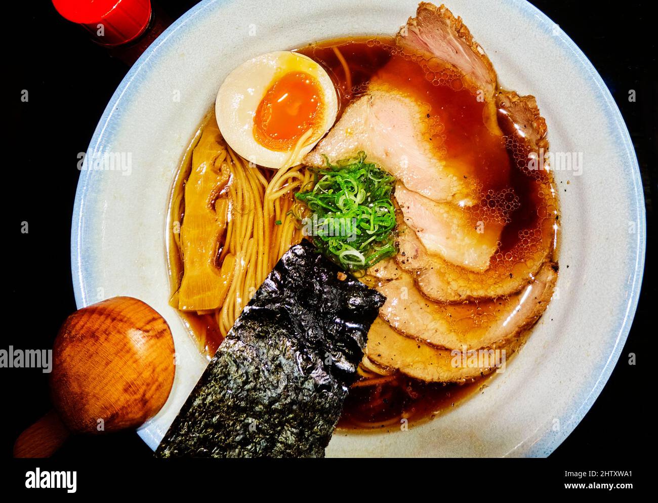 Ciotola per zuppa con spaghetti giapponesi di ramen di shoyu con uova e maiale in brodo di soia Foto Stock