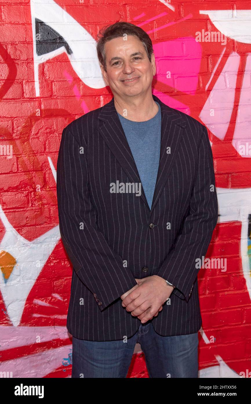 NEW YORK, NEW YORK - MARZO 02: James Sanna, presidente/CEO di Running Subway, partecipa alla grande cerimonia di apertura ufficiale di RiseNY come l'attrazione più recente di New York, combinando un'escursione che porta i visitatori in un'avventura aerea mozzafiato sulla Grande Mela con coinvolgenti gallerie espositive che raccontano la storia della città il 02 marzo 2022 a New York City. Credit: Ron Adar/Alamy Live News Foto Stock