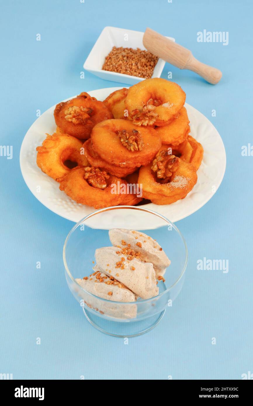 Cucina sveva, frittelle di mele con gelato alla cannella e noci caramellate, pane grassa, dessert, dessert, Germania Foto Stock