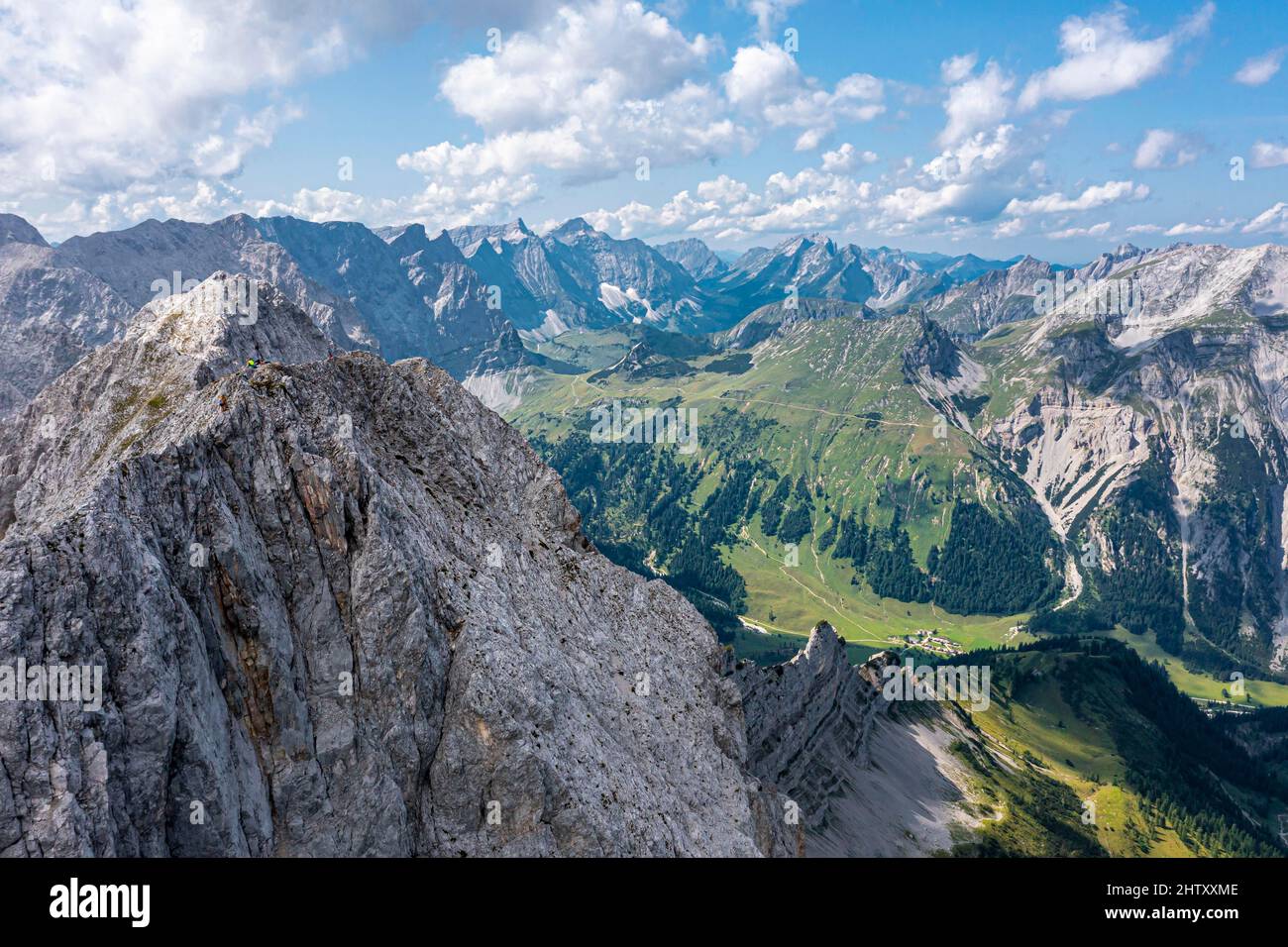 Paesaggio montano, vista sui Monti Karwendel, Tirolo, Austria Foto Stock