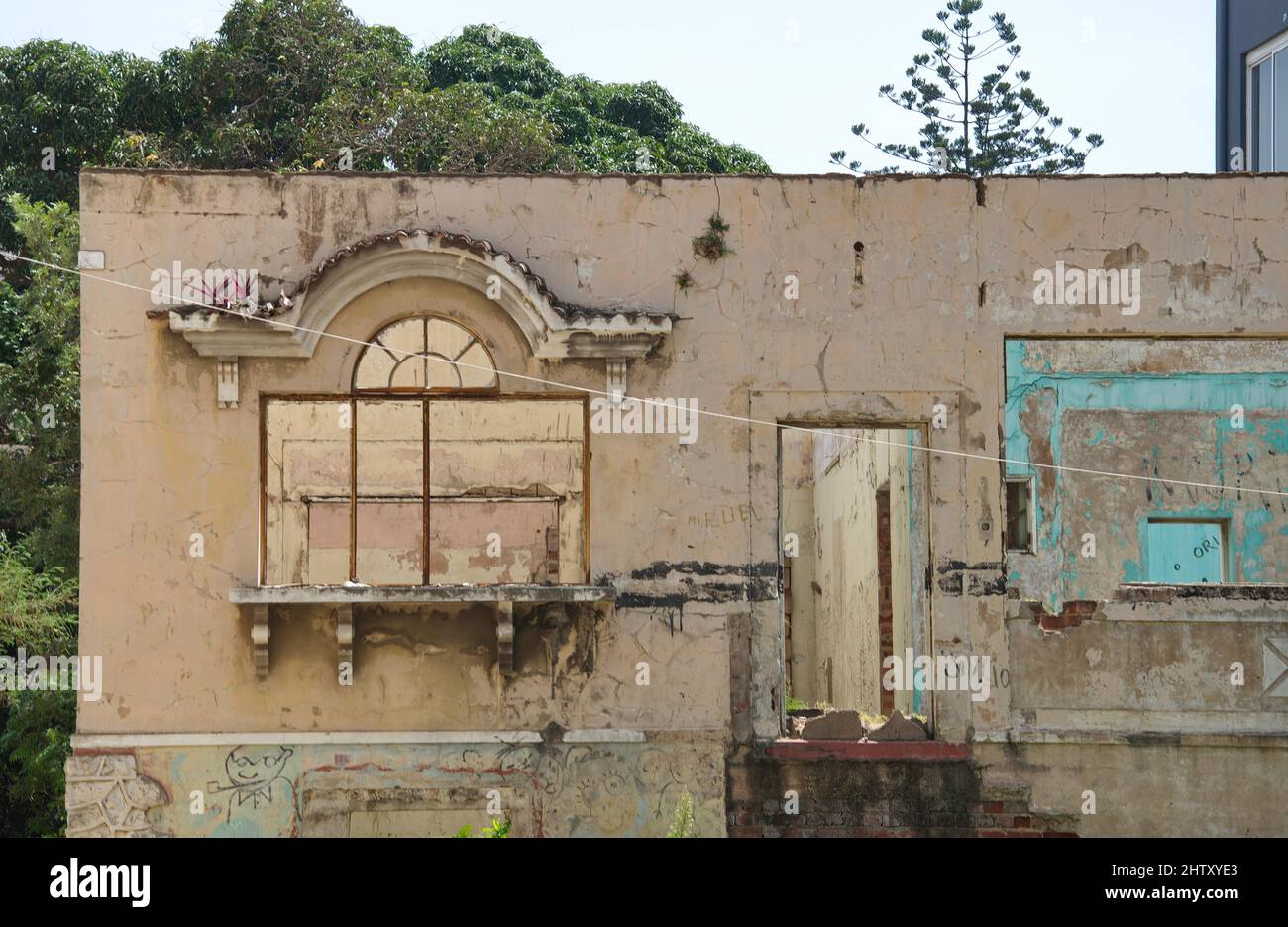 Una rovina di architettura coloniale portoghese nel centro di Maputo, Mozambico Foto Stock