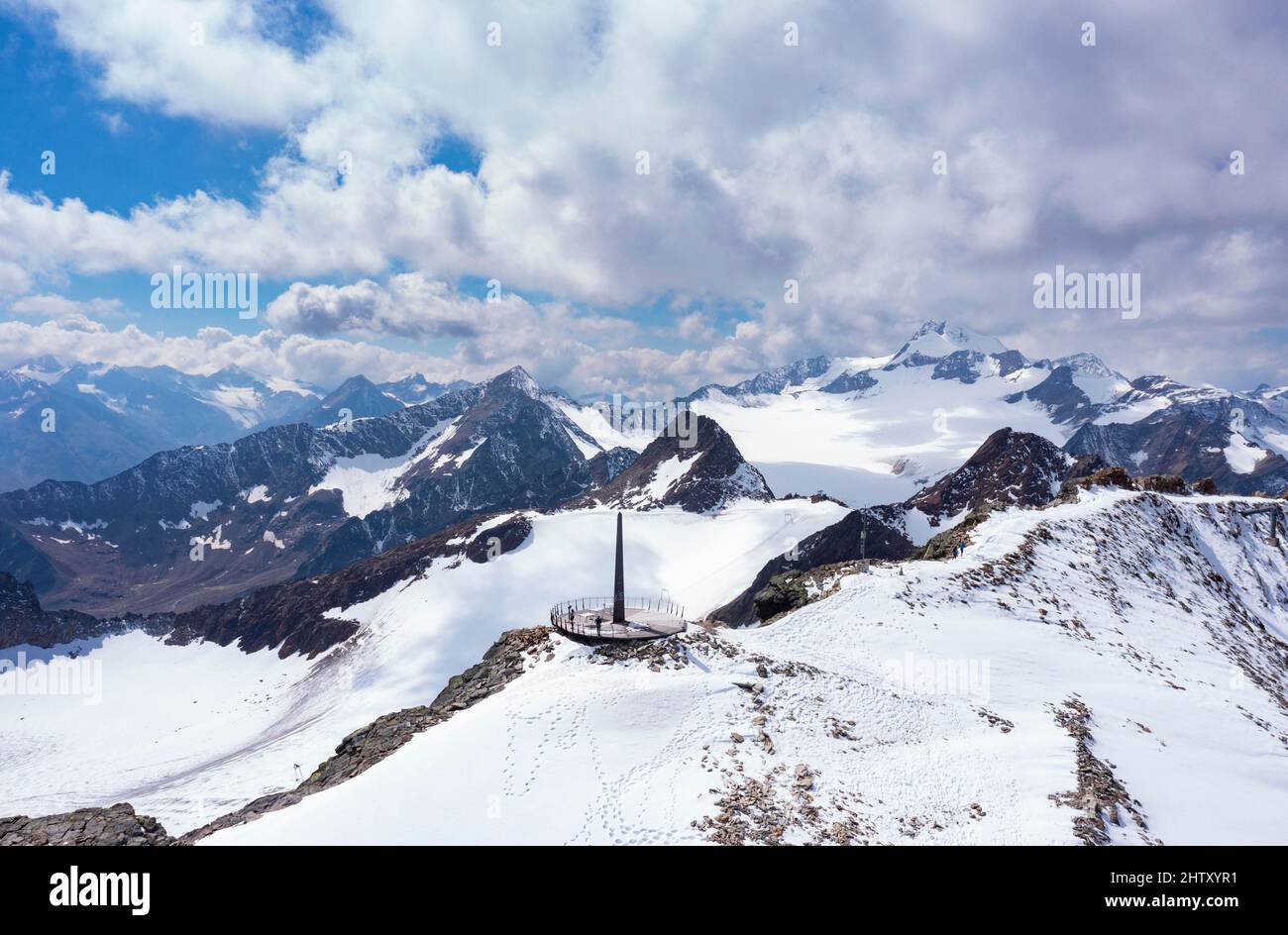 Piramide di potere, piattaforma naturale sulla Schwarze Schneid sul ghiacciaio di Rettenbach, Soelden, Oetztal, Oetztal Alpi, Tirolo, Austria Foto Stock