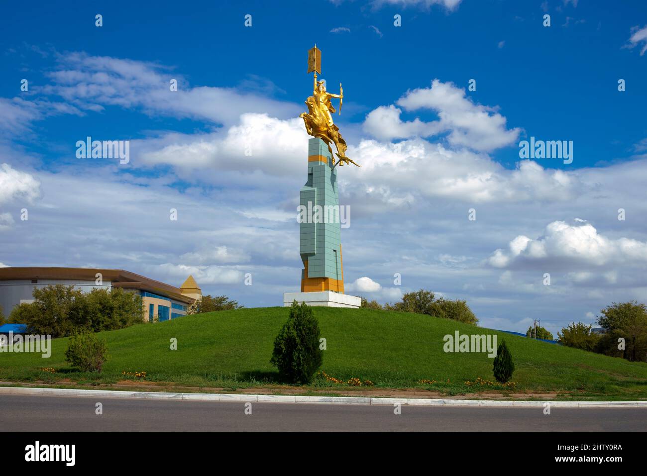 ELISTA, RUSSIA - 20 SETTEMBRE 2021: L'Horseman d'Oro (monumento all'eroe dell'epico folk 'Zhangar') in una giornata di sole settembre. Elista, Kalmykia Foto Stock