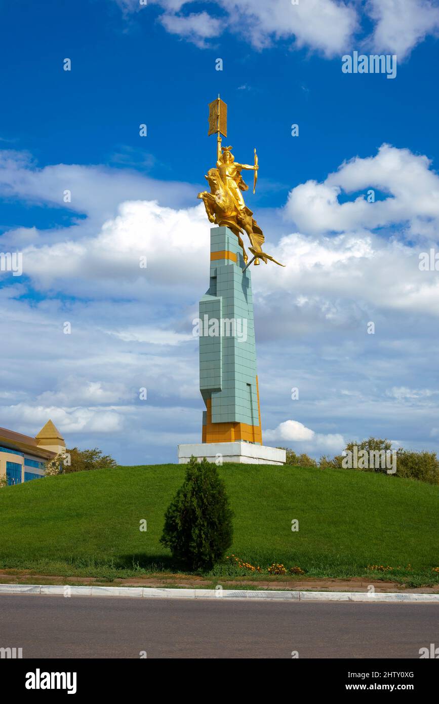 ELISTA, RUSSIA - 20 SETTEMBRE 2021: Golden Horseman (monumento all'eroe dell'epico folk 'Zhangar') in una giornata di sole. Elista, Kalmykia Foto Stock