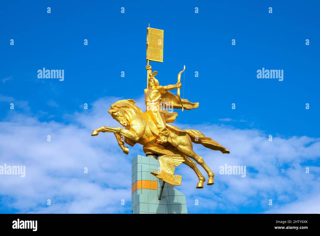 ELISTA, RUSSIA - 20 SETTEMBRE 2021: Primo piano l'Horseman d'Oro (monumento all'eroe dell'epico folk 'Zhangar'). Elista, Kalmykia Foto Stock