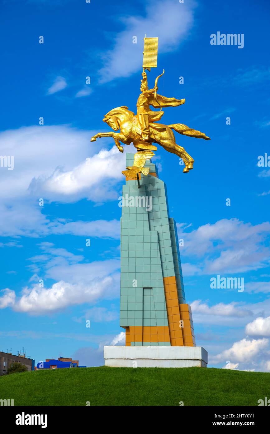 ELISTA, RUSSIA - 20 SETTEMBRE 2021: L'Horseman d'Oro (monumento all'eroe dell'epico folk 'Zhangar') contro un cielo nuvoloso. Elista, Kalmykia Foto Stock