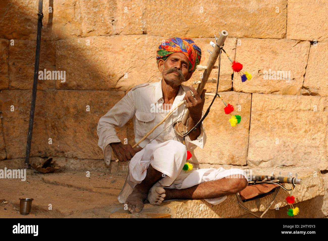 Musicisti di strada vicino al lago Garisar, Jaisalmer, Rajasthan, India del Nord Foto Stock