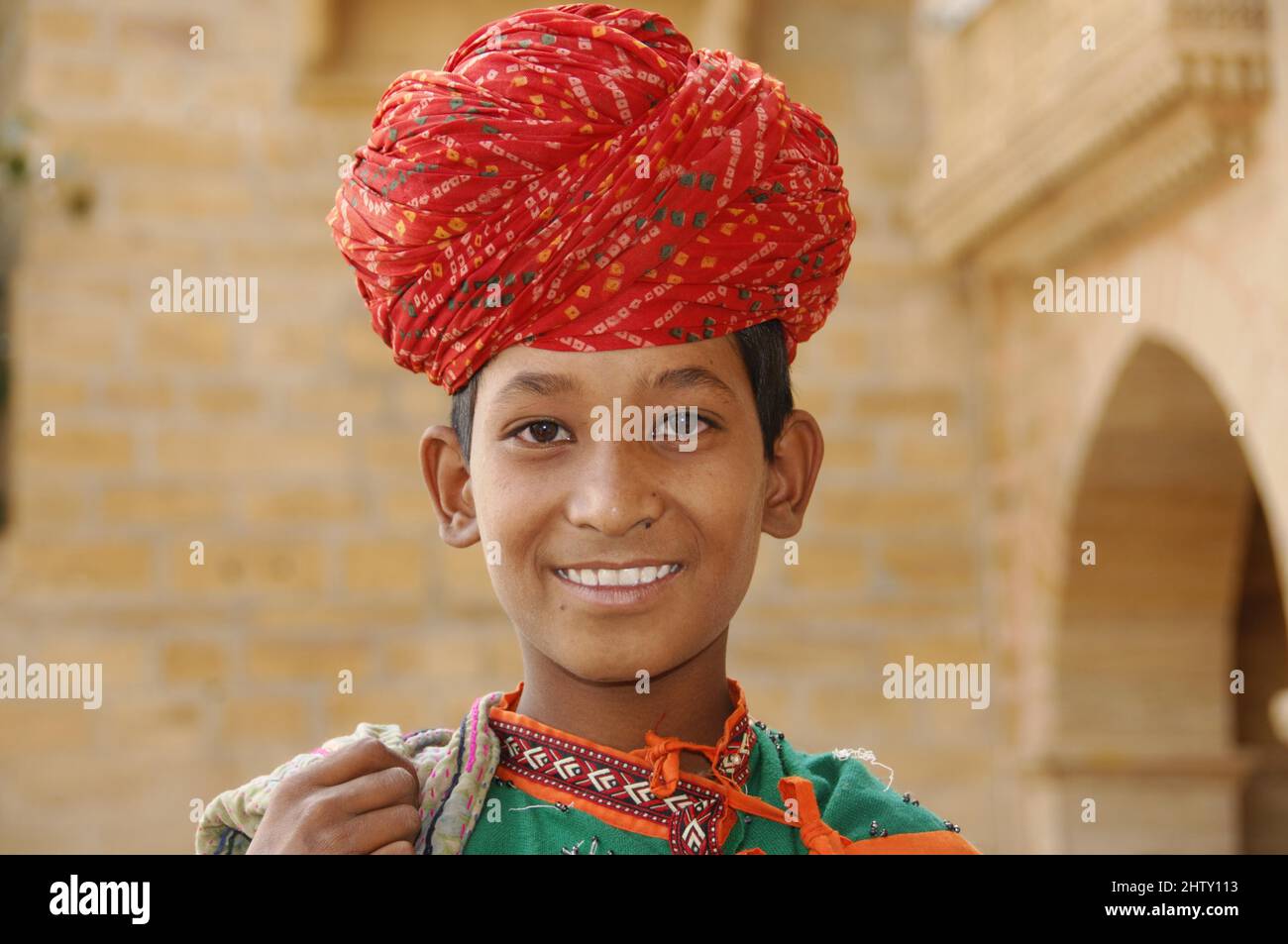 Musicisti di strada vicino al lago Garisar, Jaisalmer, Rajasthan, India del Nord Foto Stock