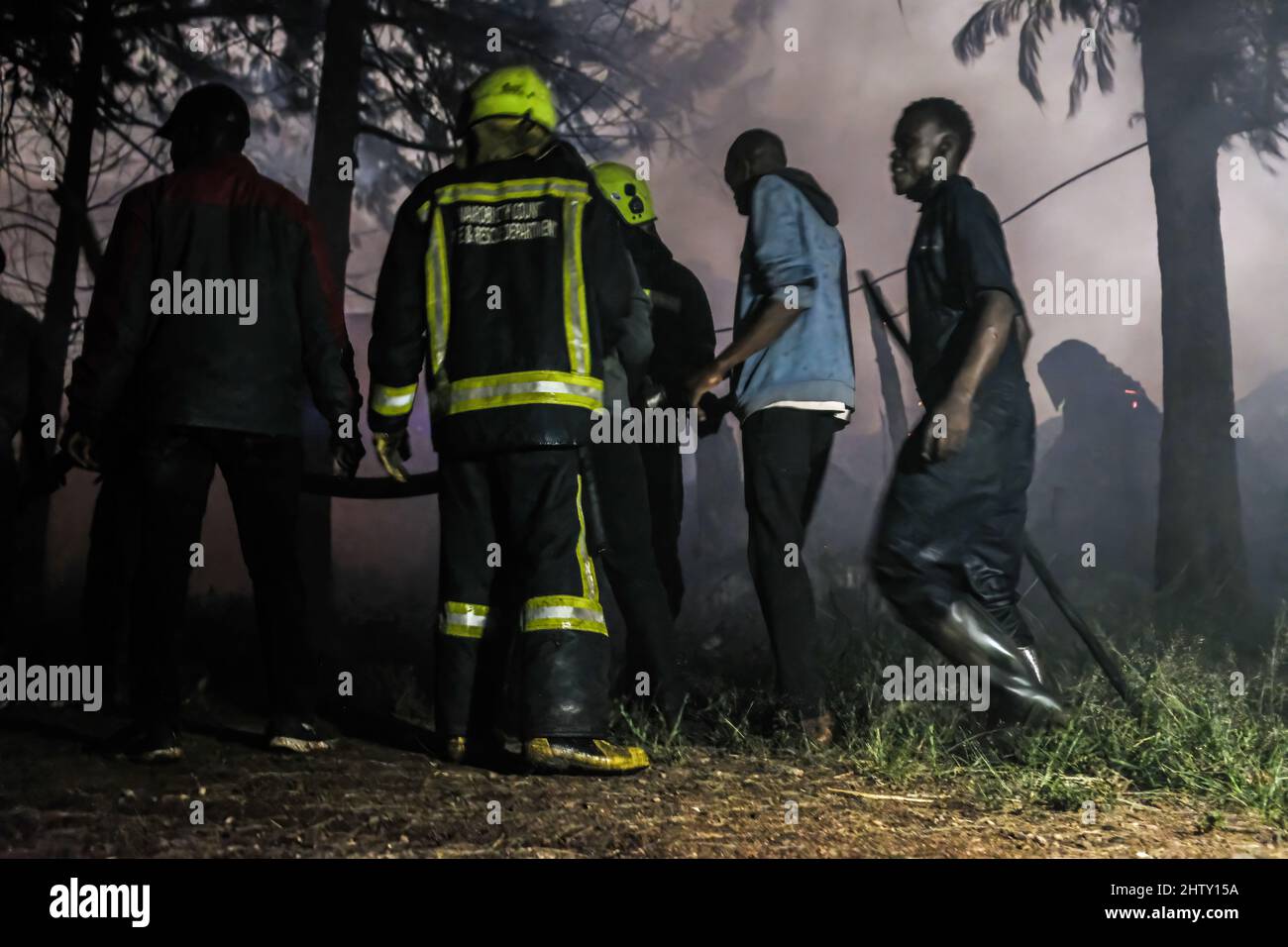 Nairobi, Kenya. 01st Mar 2022. I residenti e un team di Nairobi City County Fire Fighters lottano per spegnere un fuoco notturno che ha devastato le case lasciando la maggior parte delle famiglie senza tetto durante le ore notturne. I residenti delle baraccopoli di Kibera hanno sperimentato un'altra perdita poichè sono stati catturati ignari da un fuoco che si è verificato in ritardo nella notte che precipita giù venti case che lasciano la maggior parte della gente del posto senza casa e con nessun luogo a girare a. L'eruzione del fuoco era dovuta a fili aggrovigliati da collegamenti elettrici illegali. (Foto di Donwilson Odhiambo/SOPA Images/Sipa USA) Credit: Sipa USA/Alamy Live News Foto Stock