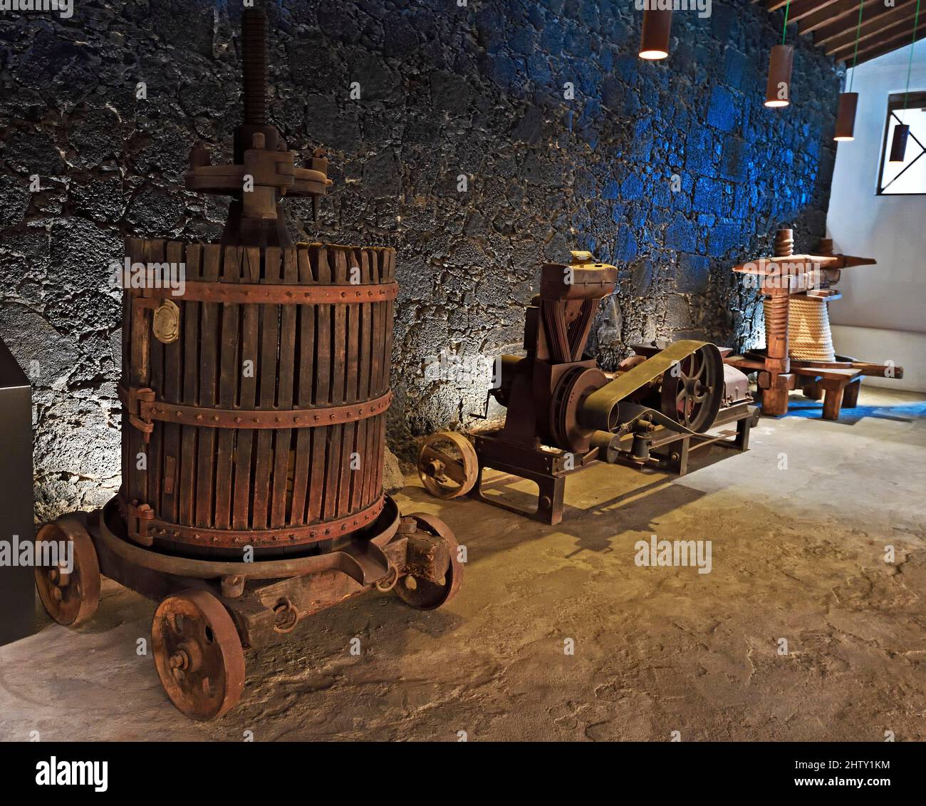 Attrezzature storiche, presse per il vino, pompe per il vino, Bodega El Grifo, la Geria, Lanzarote, Isole Canarie, Spagna Foto Stock