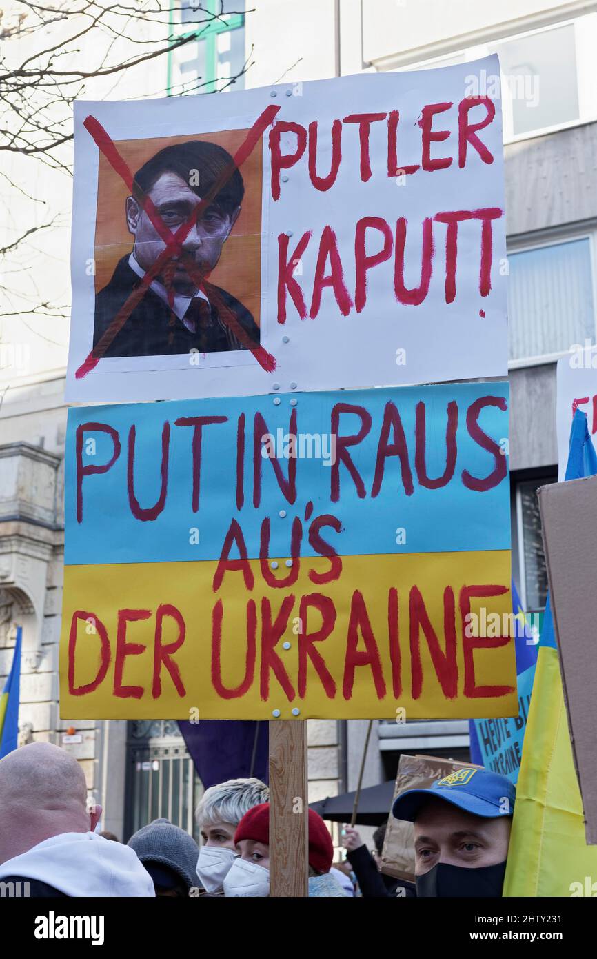 Poster di protesta contro l'invasione russa dell'Ucraina, la guerra Ucraina, il confronto tra Putin e Hitler, la manifestazione di pace a Schadowplatz, Duesseldorf, Nord Foto Stock