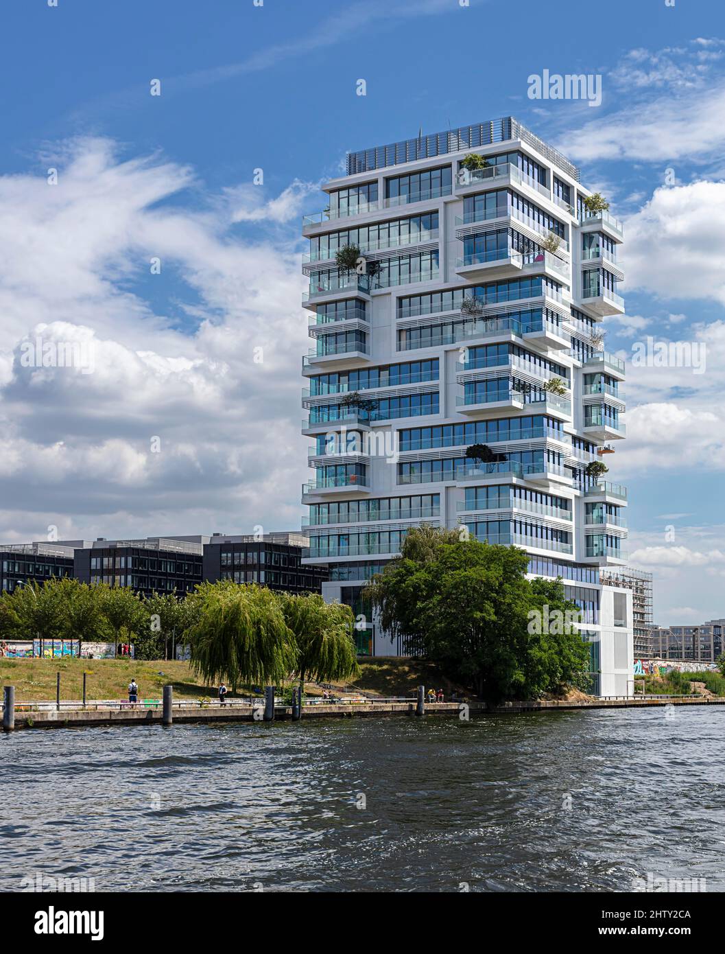 I livelli di vita si innalzano su Muehlenstrasse e sulle rive della Spree a Friedrichshain, Berlino, Germania Foto Stock