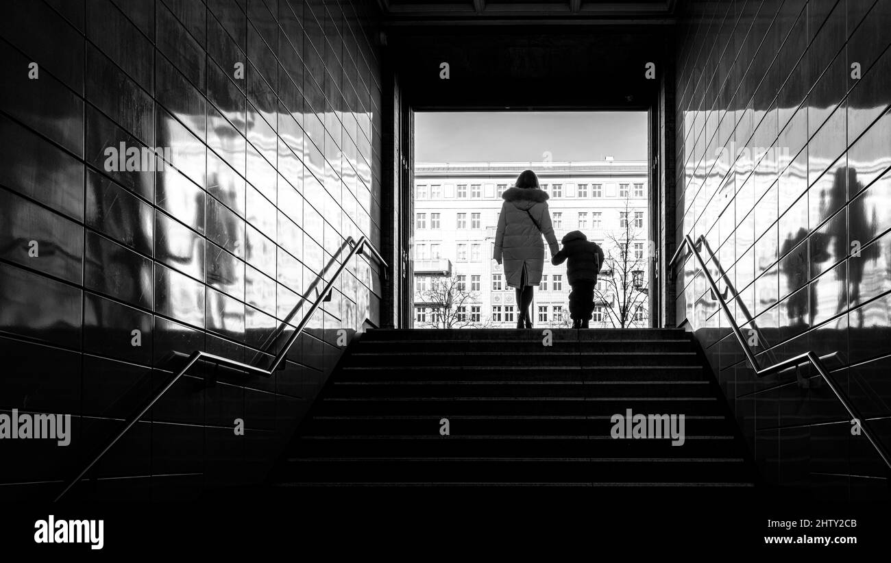 Tristesse, bianco e nero, passeggeri all'uscita della stazione della metropolitana Straussberger Platz, Berlino, Germania Foto Stock