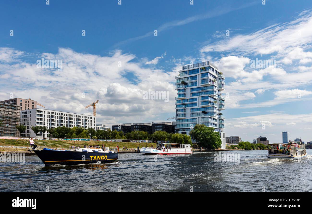I livelli di vita si innalzano su Muehlenstrasse e sulle rive della Spree a Friedrichshain, Berlino, Germania Foto Stock
