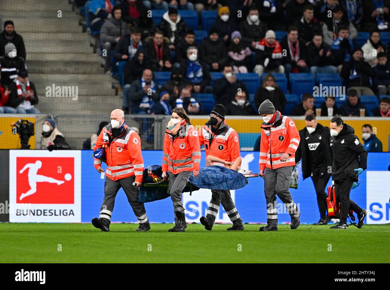 I paramedici portano Dennis Geiger, TSG 1899 Hoffenheim, con lesioni alla testa sulla barella dal campo, PreZero Arena, Sinsheim, Baden-Wuerttemberg Foto Stock