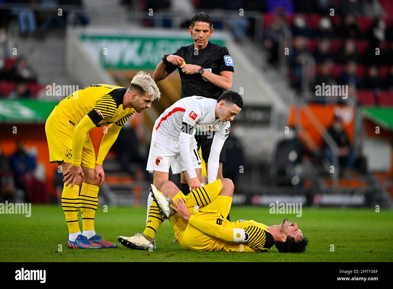 Foul di Ruben Vargas FC Augsburg FCA su Mats Hummels Borussia Dortmund BVB, arbitro Deniz Aytekin mostra carta gialla per esso, attenzione, sinistra Marin Foto Stock