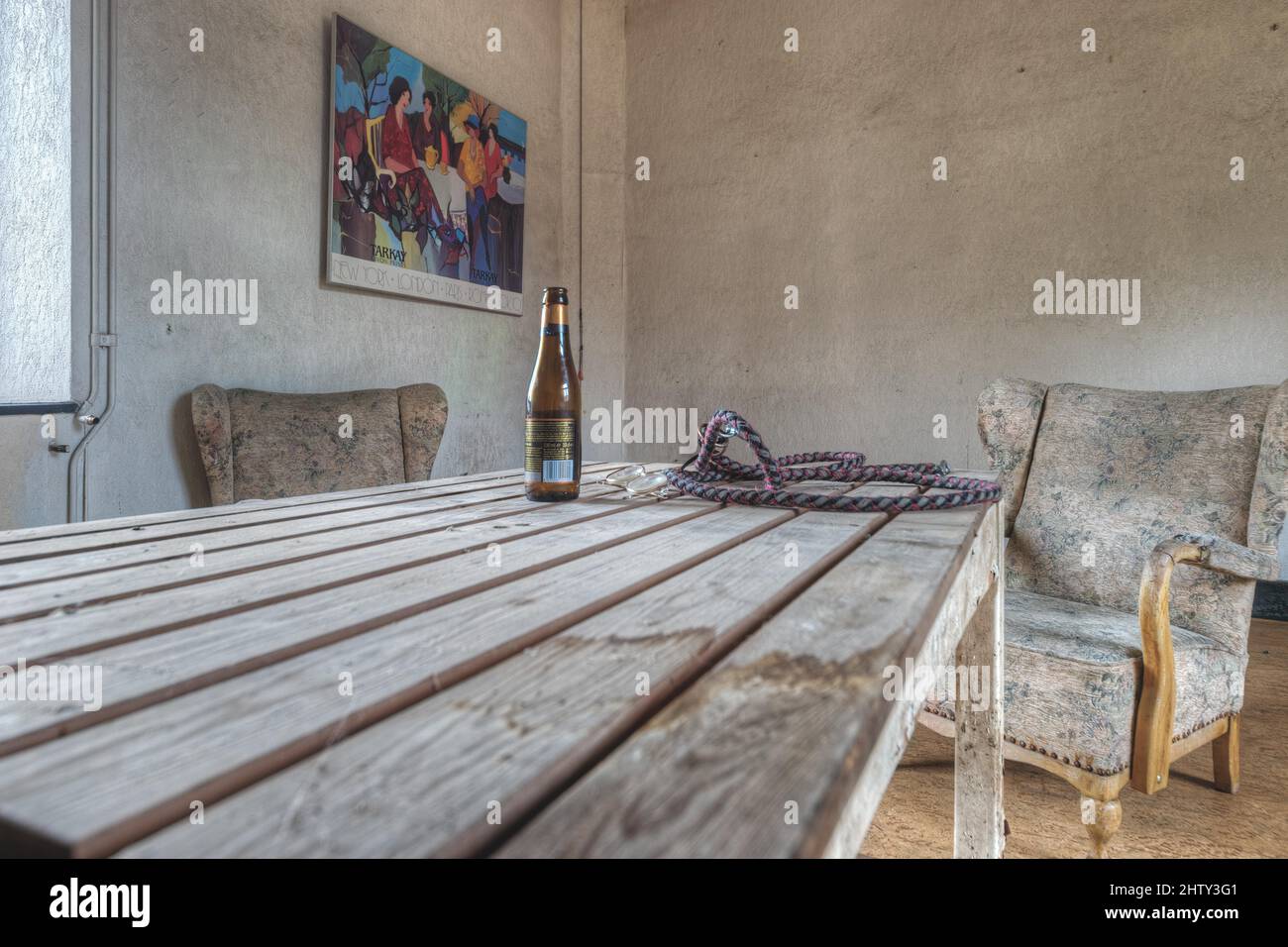Luogo perduto, birra su tavola, Fattoria abbandonata, Comuni, Belgio Foto Stock