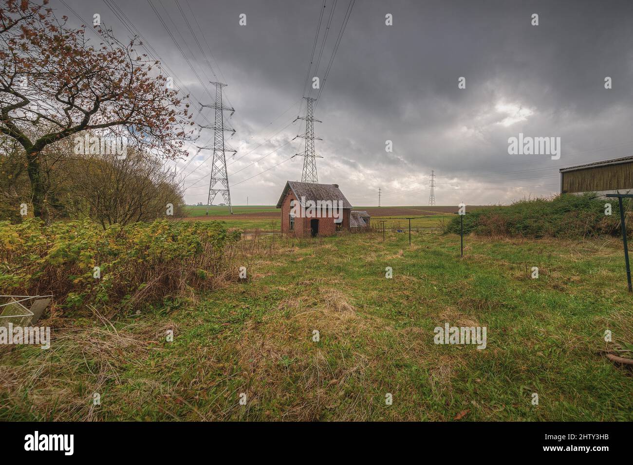 Luogo perduto, Shed ai margini del campo, fattoria abbandonata, Comuni, Belgio Foto Stock