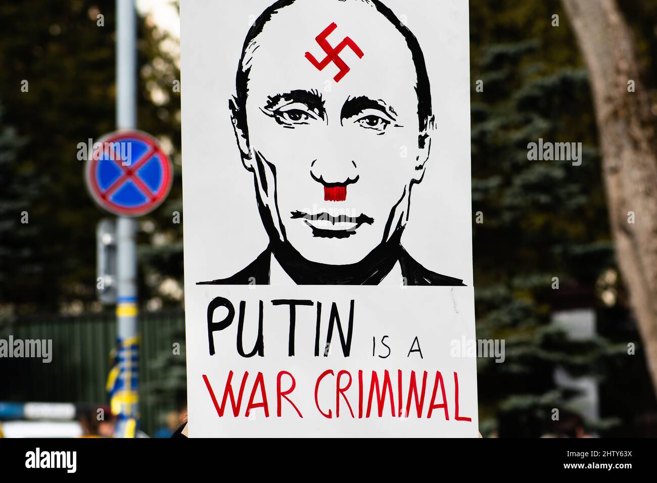 Putin ha rappresentato come Hitler con la swastika durante una manifestazione pacifica contro la guerra, Putin e la Russia a sostegno dell’Ucraina Foto Stock