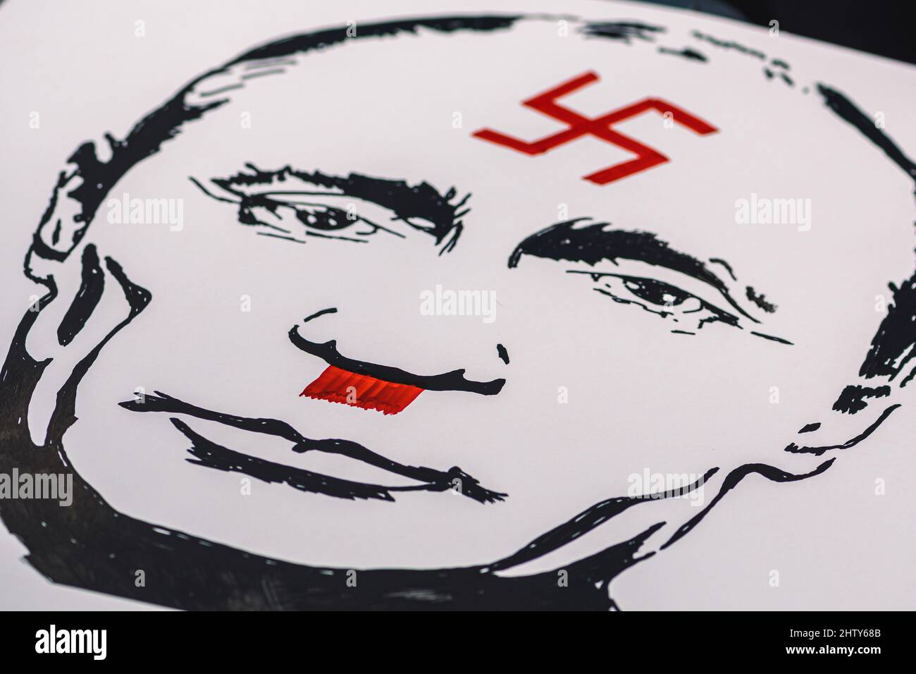 Putin ha rappresentato come Hitler con la swastika durante una manifestazione pacifica contro la guerra, Putin e la Russia a sostegno dell’Ucraina Foto Stock