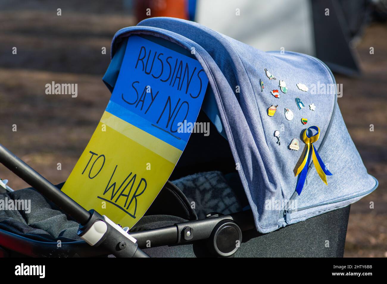 Stroller con la targa durante una manifestazione pacifica contro la guerra, Putin e la Russia a sostegno dell'Ucraina. Stop War Foto Stock