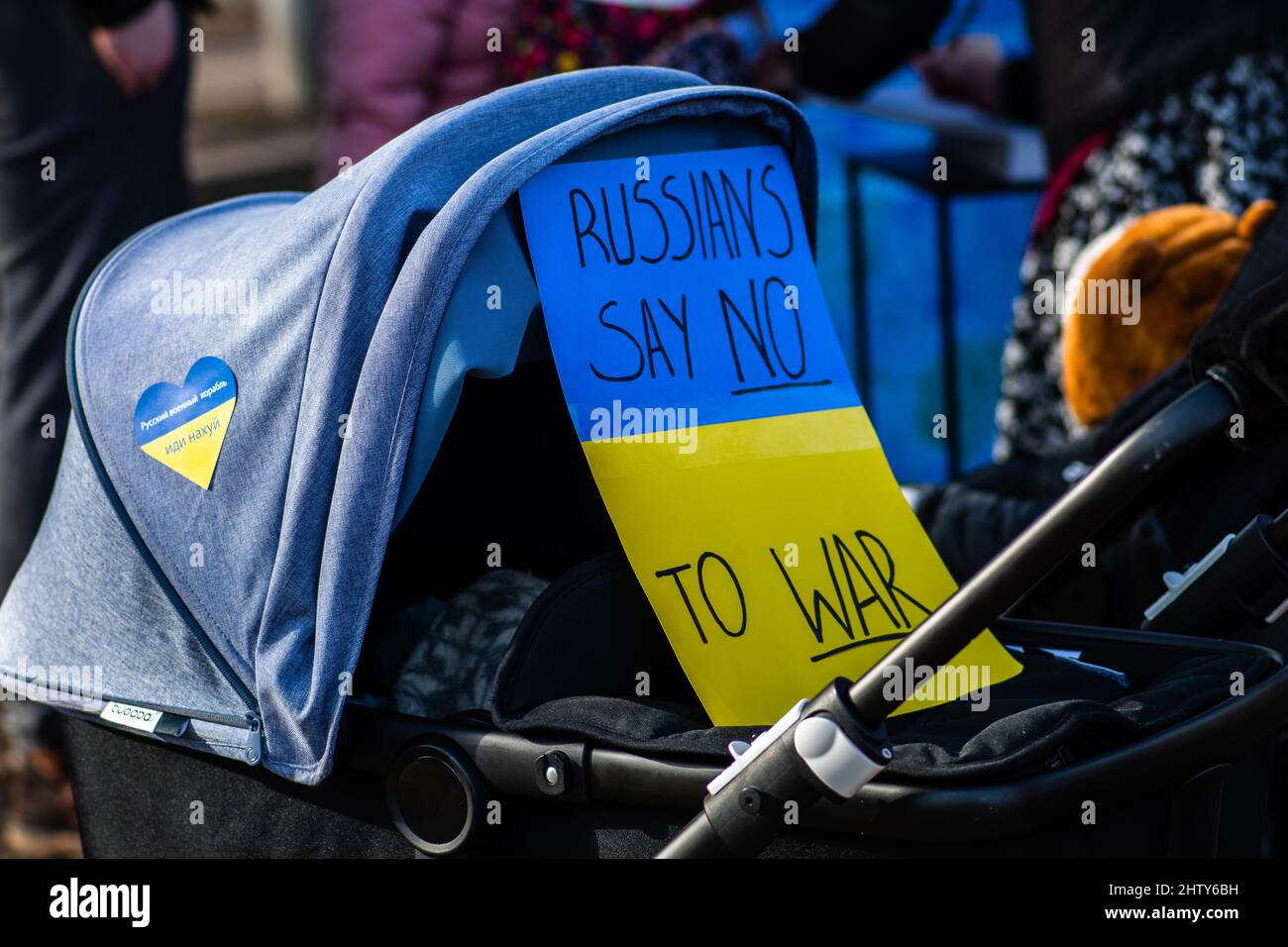 Stroller con la targa durante una manifestazione pacifica contro la guerra, Putin e la Russia a sostegno dell'Ucraina. Stop War Foto Stock