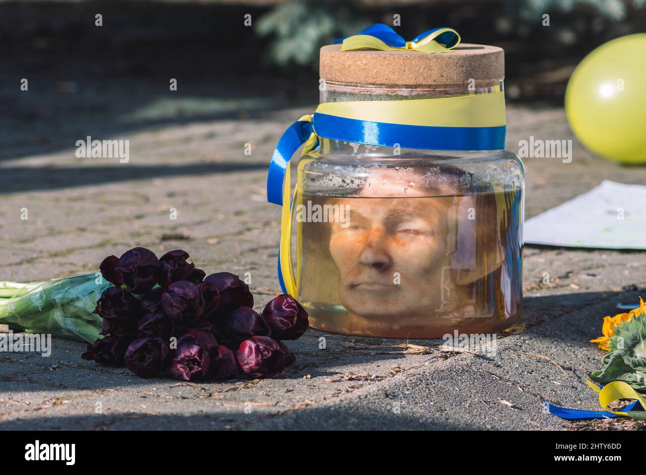 Putin si è recato in un vaso con formalina e fiori durante una manifestazione pacifica contro la guerra, Putin e la Russia a sostegno dell’Ucraina Foto Stock