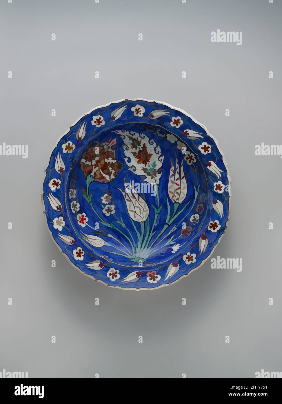 Arte ispirata al piatto blu con design floreale, ca. 1560, fabbricato in Turchia, Iznik, Stonepaste; policromo dipinto con smalto trasparente, H. 2 3/4" (7 cm), Ceramica, opere classiche modernizzate da Artotop con un tuffo di modernità. Forme, colore e valore, impatto visivo accattivante sulle emozioni artistiche attraverso la libertà delle opere d'arte in modo contemporaneo. Un messaggio senza tempo che persegue una nuova direzione selvaggiamente creativa. Artisti che si rivolgono al supporto digitale e creano l'NFT Artotop Foto Stock