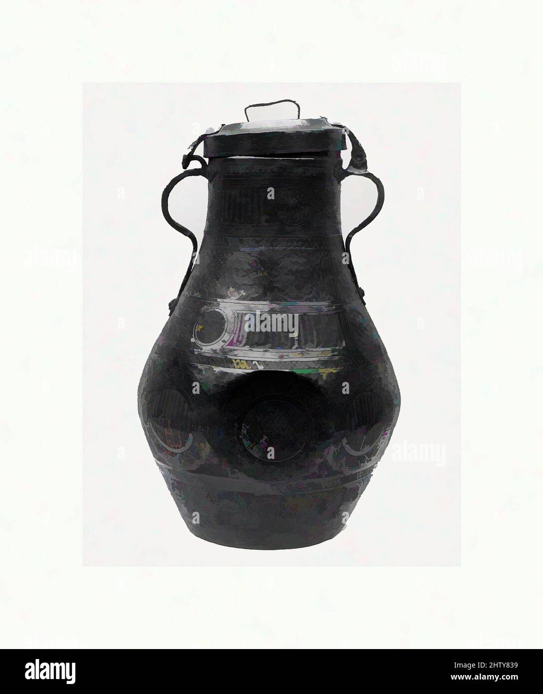 Arte ispirata da vaso, 14th–15th secolo, attribuita alla Spagna o Nord Africa, rame, H. 24 poll. (61,0 cm), Metal, opere classiche modernizzate da Artotop con un tuffo di modernità. Forme, colore e valore, impatto visivo accattivante sulle emozioni artistiche attraverso la libertà delle opere d'arte in modo contemporaneo. Un messaggio senza tempo che persegue una nuova direzione selvaggiamente creativa. Artisti che si rivolgono al supporto digitale e creano l'NFT Artotop Foto Stock