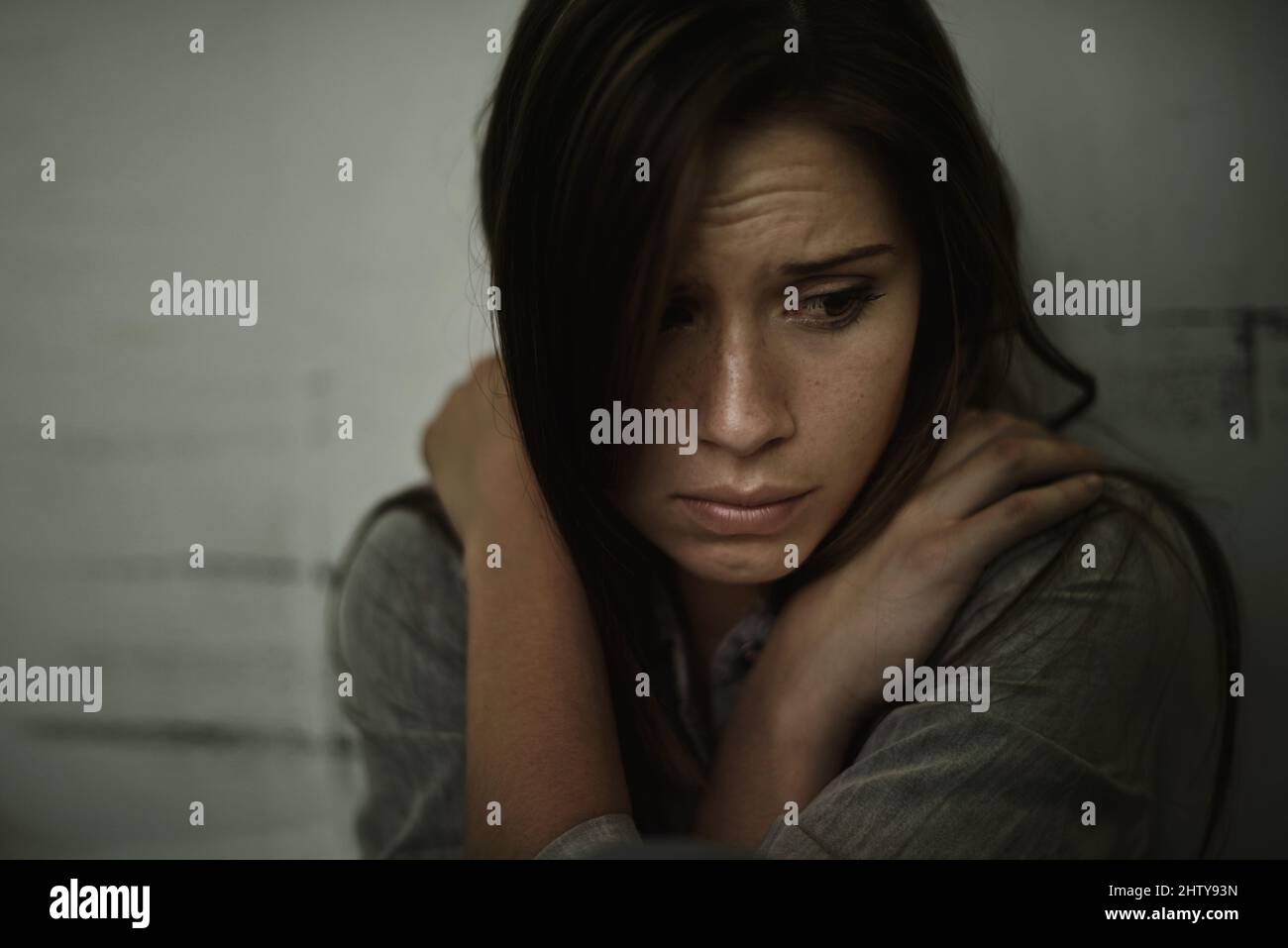 Perso e solo. Una giovane donna che guarda ansiosa e spaventosa. Foto Stock