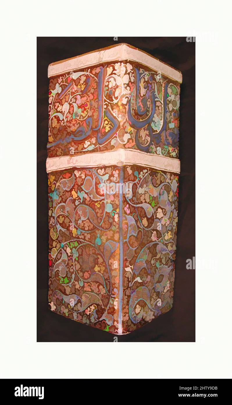 Arte ispirata da Corner Tile, inizio 14th secolo, attribuita all'Iran, probabilmente Kashan, Stonepaste; Modellato, laccato dipinto in blu e lucido su smalto bianco opaco, H. 17 1/8 poll. (43,5 cm), Ceramics-Tiles, con la sua squisita tavolozza ed elegante disegno a scorrimento della vite, questa piastrella, opere classiche modernizzate da Artotop con un tuffo di modernità. Forme, colore e valore, impatto visivo accattivante sulle emozioni artistiche attraverso la libertà delle opere d'arte in modo contemporaneo. Un messaggio senza tempo che persegue una nuova direzione selvaggiamente creativa. Artisti che si rivolgono al supporto digitale e creano l'NFT Artotop Foto Stock