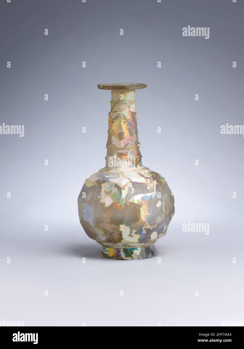 Arte ispirata da bottiglia, 9th–10th secolo, attribuita all'Iran, vetro, incolore con colorazione giallastra; soffiato, tagliato, H. 6 1/2 poll. (16 .5cm), il vetro, la decorazione principale di questa bottiglia di vetro iridescente è fatta di file orizzontali di esagoni, in un motivo 'a nido d'ape'. Questo effetto sfaccettato è stato, opere classiche modernizzate da Artotop con un tuffo di modernità. Forme, colore e valore, impatto visivo accattivante sulle emozioni artistiche attraverso la libertà delle opere d'arte in modo contemporaneo. Un messaggio senza tempo che persegue una nuova direzione selvaggiamente creativa. Artisti che si rivolgono al supporto digitale e creano l'NFT Artotop Foto Stock